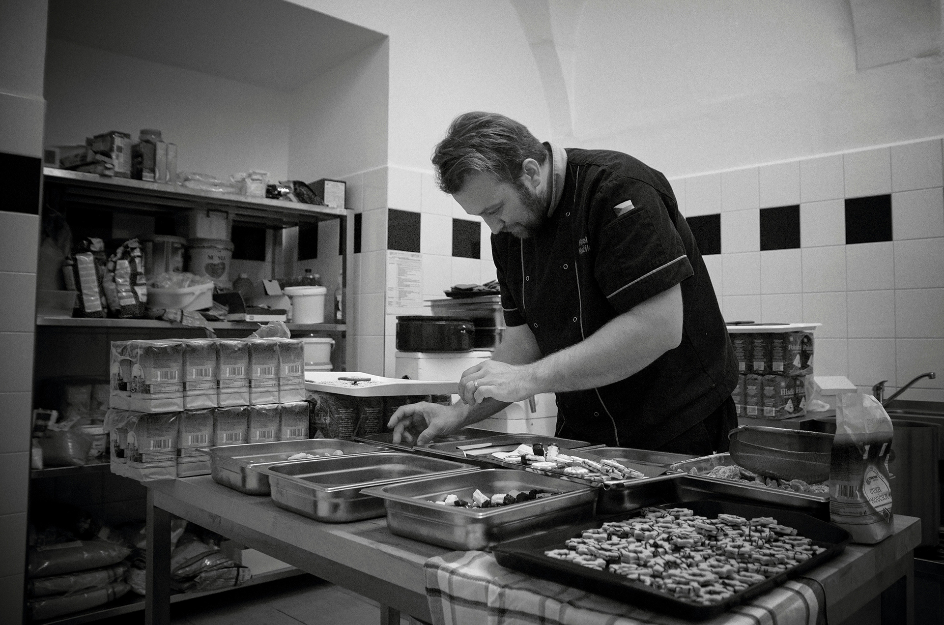 obrázek - šéfkuchař Karel Kružík v kuchyni